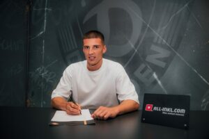 Tobias Raschl in Dynamo Dresden-Trikot, glücklich bei Vorstellung als neuer Spieler.