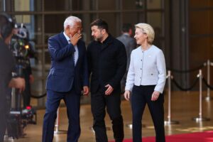 EU-Gipfel in Brüssel: Costa, Selenskyj, von der Leyen diskutieren wirtschaftlichen Druck und militärische Unterstützung.
