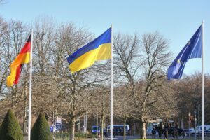 Fahnen von Deutschland, Ukraine und EU symbolisieren den Beginn der Beitrittsverhandlungen.