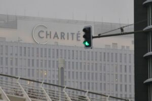 Entlassung eines Ebolapatienten aus der Charité, Berlin. Freude über erfolgreiche Genesung.