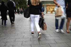 Passantin auf Düsseldorfer Kö, symbolisiert Umsatzzuwachs im Einzelhandel.