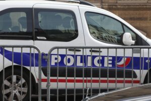 Französisches Polizeiauto vor Unglücksort, symbolisiert Tragödie des Flugzeugabsturzes mit elf Opfern.