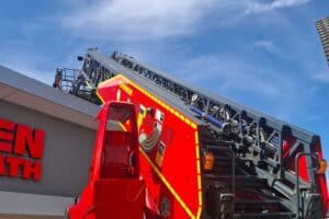 Feuerwehr am Einsatzort, Brandbekämpfung, gewerblicher Gebäudebereich, schnelle Reaktion, keine Verletzten.