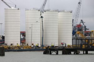 Öltanks symbolisieren steigende Energiepreise und wirtschaftliche Entwicklungen im Mai 2026.
