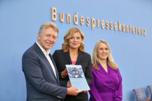 Ethikrat diskutiert Schutzmaßnahmen für Kinder in digitalen Medien, lehnt pauschales Social-Media-Verbot ab.