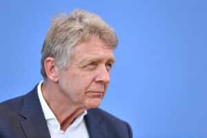 Helmut Frister diskutiert bioethische Abstimmungen im Bundestag; möglicher Einfluss der AfD wird thematisiert.