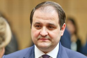 Nathanael Liminski und Timcho Mucunski unterzeichnen die erweiterte Kooperationsvereinbarung zwischen Nordrhein-Westfalen und Nordmazedonien.