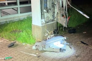 Gesprengter Fahrkartenautomat in Eilsleben, Polizei sucht Zeugen nach nächtlichem Raubüberfall.