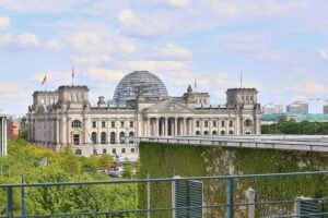 Bundestag während der Sommerpause: Dringende Reformgespräche für Unternehmensentlastungen gefordert.