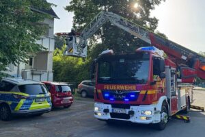 Einsatz der Feuerwehr: Drehleiter rettet schwerverletzte Person aus Wohnung an der Alten Mühlenstraße.