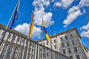 Bundesfinanzminister diskutiert Steuerreformen und Vereinfachungen zur Entlastung von Bürgern und Unternehmen.
