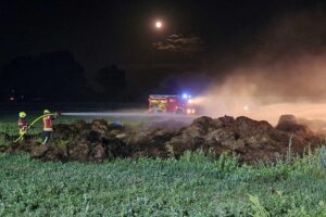 Löscharbeiten der Feuerwehr bei einem Flächenbrand auf landwirtschaftlicher Fläche in Reichenau.