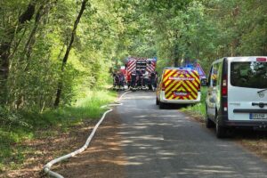 Feuerwehrleute bei einem Gasaustritt, Flüssiggastank, reetgedecktes Gebäude, extreme Hitze, Einsatz.