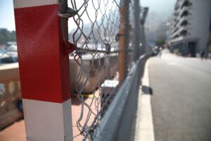 Formel-1-Rennstrecke in Monaco, Piloten im Wettkampf, Andrano Kimi Antonelli glänzt auf Pole-Position.