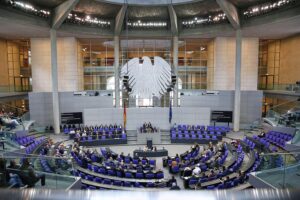 Bundestagssitzung: Debatte um Abschaffung der Politikerbeleidigung und öffentliche Meinungsumfrage.
