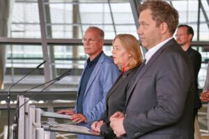 Politiker der SPD in Berlin: Miersch, Bas, Klingbeil, während Partei in Umfragetief steckt.