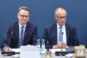 Politiker Carsten Linnemann und Friedrich Merz präsentieren Umfrageergebnisse zur Wählergunst der Union.