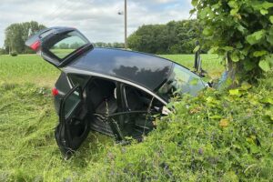 PKW verunfallt vor Baum, Feuerwehr sichert Unfallstelle, drei leicht verletzte Personen.