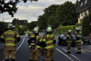Drei Unfallautos auf Wittbrüker Straße, Feuerwehr im Einsatz, Verletzte werden behandelt.