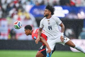 England feiert 2:0-Sieg gegen Panama, jubelnde Spieler und gesperrte Zuschauer am Spielfeldrand.
