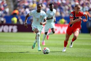 Frankreich feiert den Gruppensieg gegen Norwegen mit jubelnden Spielern und Toren.