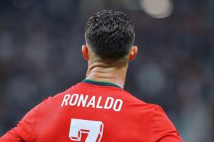 Ronaldo und Spieler beider Teams im intensiven Kampf um den Ball. Spannung und Höhepunkte sichtbar.