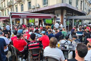 Fans feiern emotional in einer Bar während des spannenden WM-Spiels Portugal gegen DR Kongo.