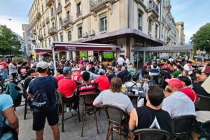 Fußballbegeisterte Fans in einer Bar verfolgen mit Spannung das Spiel Schweiz gegen Kanada.