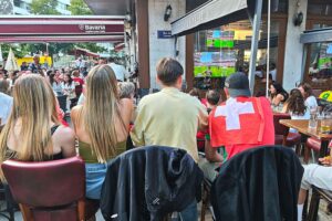 Fußballfans in einer Bar sehen gespannt das WM-Spiel Schweiz gegen Bosnien-Herzegowina.