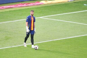 Spanische Nationalmannschaft feiert knappen 1:0-Sieg gegen Uruguay in der Fußball-Weltmeisterschaft.