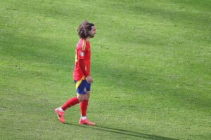 Spanische Nationalmannschaft jubelt nach überzeugendem 4:0-Sieg gegen Saudi-Arabien im WM-Spiel.