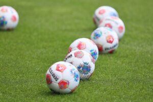 Fußbälle symbolisieren die Begeisterung der Deutschen für Tippspiele zur Fußball-WM 2026.