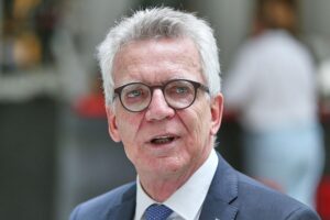Thomas de Maizière und Sigmar Gabriel kritisieren die Regierungspraxis in Deutschland scharf.