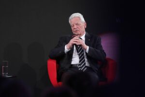 Joachim Gauck spricht über notwendige Reformen und politische Verantwortung in Berlin.