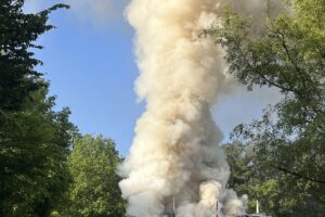 Brand eines Gebäudes auf einem Golfplatz in Bad Salzdetfurth, Feuerwehr im Einsatz.