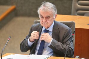 Herbert Reul bei einer Ansprache, Flaggen gehisst, Gedenken an Flucht und Vertreibung.