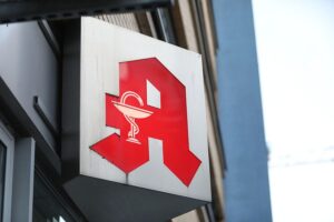 Logo einer Apotheke mit Fokus auf Versorgungssicherheit und Herausforderungen der Branche in Bayern.