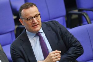 Jens Spahn verteidigt deutsche Israel-Politik, diskutiert Pflegereform und persönliche Zufriedenheit im Parlament.