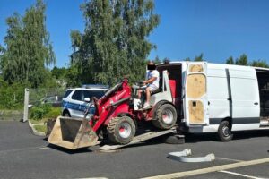 Bundespolizei sichert gestohlenen Muldenkipper am Grenzübergang, Kontrollen anreisender Fahrzeuge.