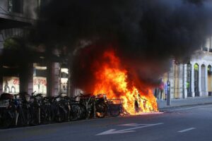 Ein brennendes Auto symbolisiert die Gewalt während der Anti-G7-Proteste in Genf.