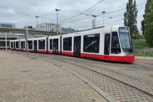 Gewittrige Stimmung über Halle, Straßenbahn im Vordergrund, dramatische Wolkenformationen am Himmel.