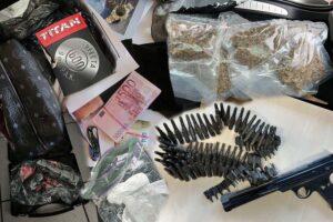 Polizei sichert Beweise einer Betrugsbande: Geld, Waffen, Schmuck, elektronisches Equipment und Drogen.