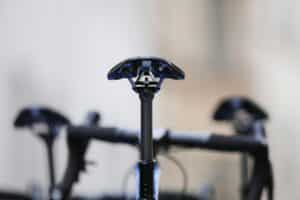 Fahrradsattel auf einem Weg, symbolisiert Investitionen in bessere Radinfrastruktur und sichere Mobilität.