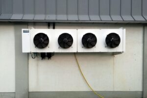 Klimaanlagen an Gebäuden, verbunden mit Solaranlagen, zur Bekämpfung der Hitzewelle in Deutschland.