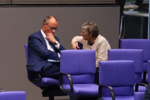 Britta Haßelmann kritisiert Friedrich Merz' Politik auf Sozialkonferenz der Brandenburger Grünen.