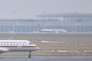 Äußere Grenzeinrichtung am Flughafen BER, Protest der Grünen gegen Abschottungspolitik und Grundrechtsverletzungen.