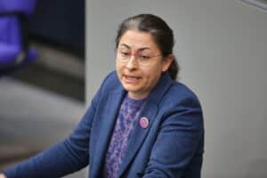 Filiz Polat kritisiert EU-Politik zur Flüchtlingsrückführung und fordert bessere Integrationsmaßnahmen.