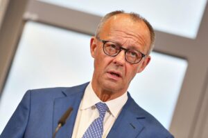 Friedrich Merz in Berlin; Diskussion über das gescheiterte FCAS-Kampfjetprojekt und europäische Verteidigung.