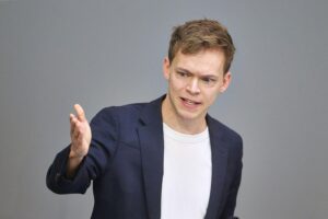 Junge Grüne-Abgeordnete diskutieren Rentenreform, gegen Renteneintrittsalter 70, für soziale Gerechtigkeit.