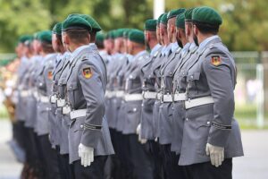 Bundeswehr-Soldaten im Einsatz, umringt von rechtlichen und politischen Herausforderungen zur Wehrpflicht.